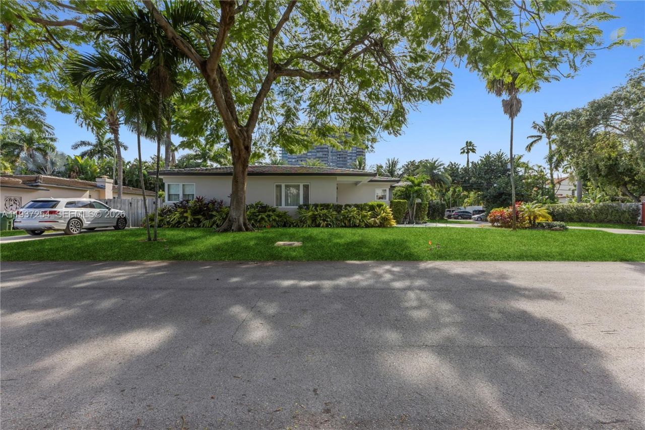 800 NE 72nd St, Miami, FL 33138 Photo