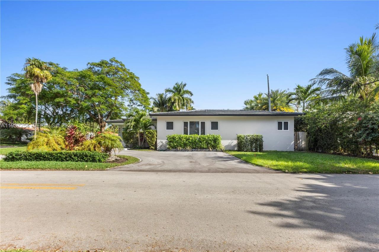 800 NE 72nd St, Miami, FL 33138 Photo