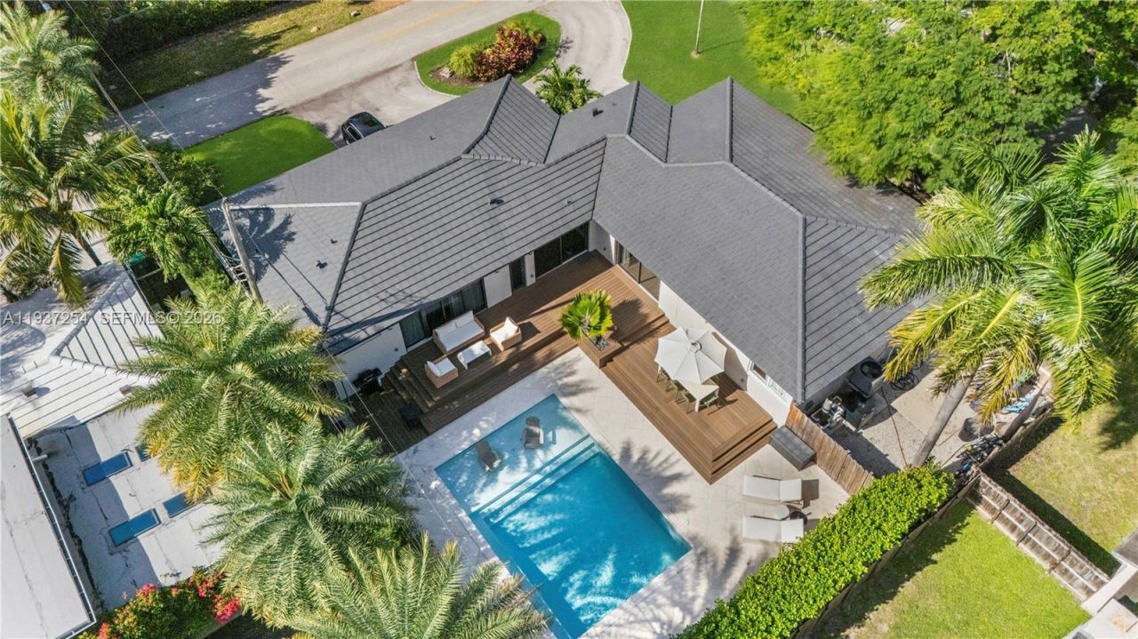 800 NE 72nd St, Miami, FL 33138 Photo