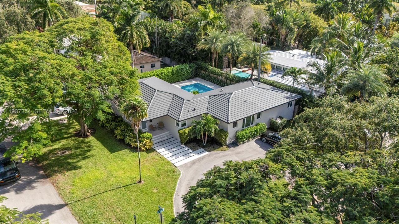 800 NE 72nd St, Miami, FL 33138 Photo