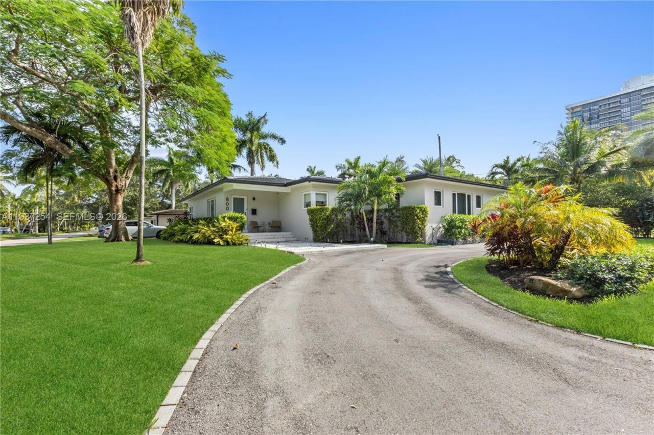 800 NE 72nd St, Miami, FL 33138 Photo