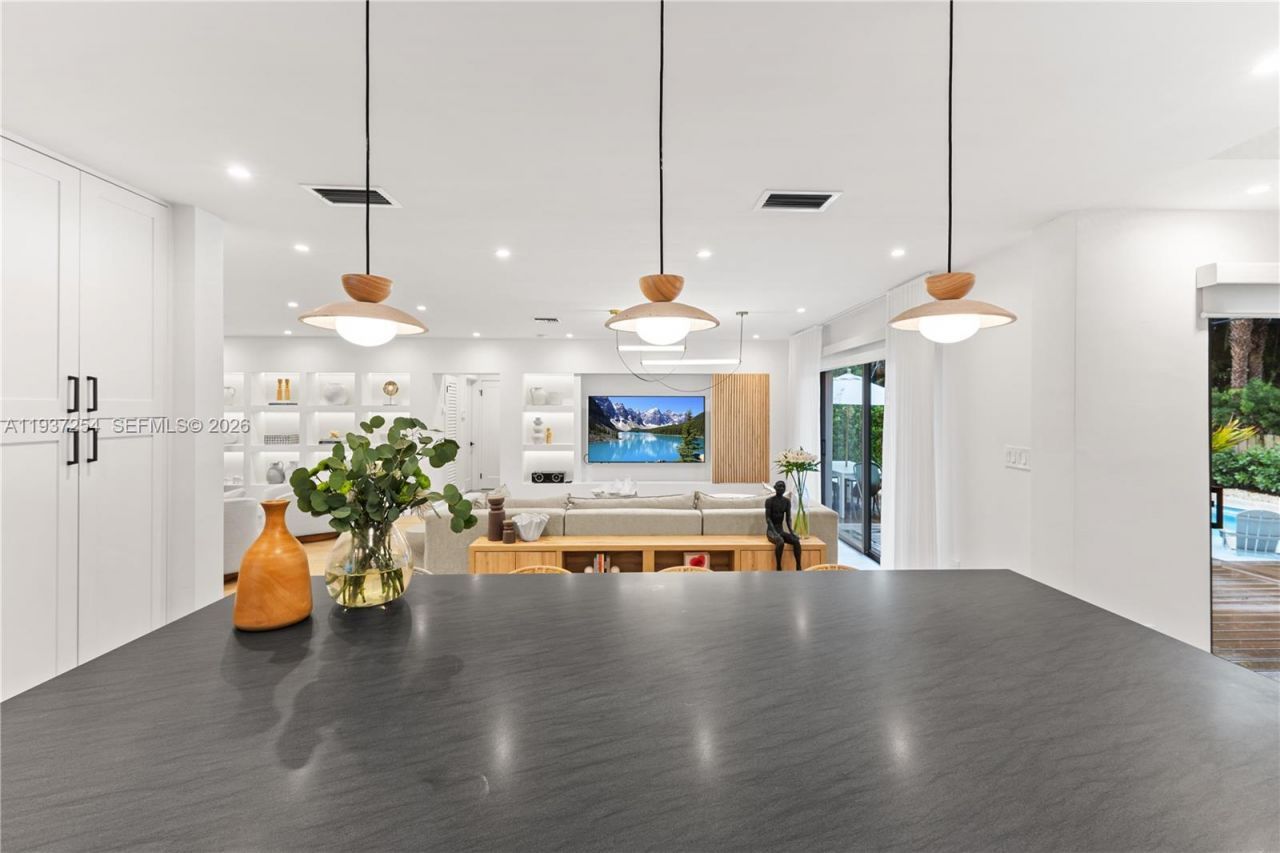 800 NE 72nd St, Miami, FL 33138 Photo