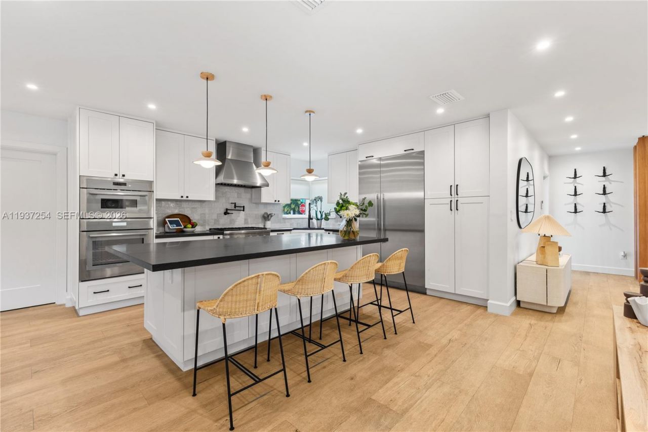 800 NE 72nd St, Miami, FL 33138 Photo