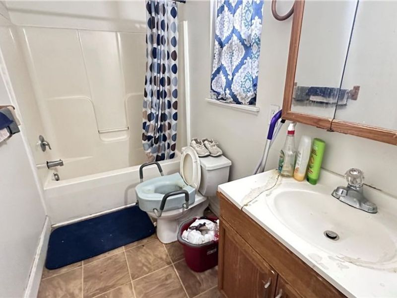 10704 Amor Avenue, Cleveland, OH 44108 Photo 4