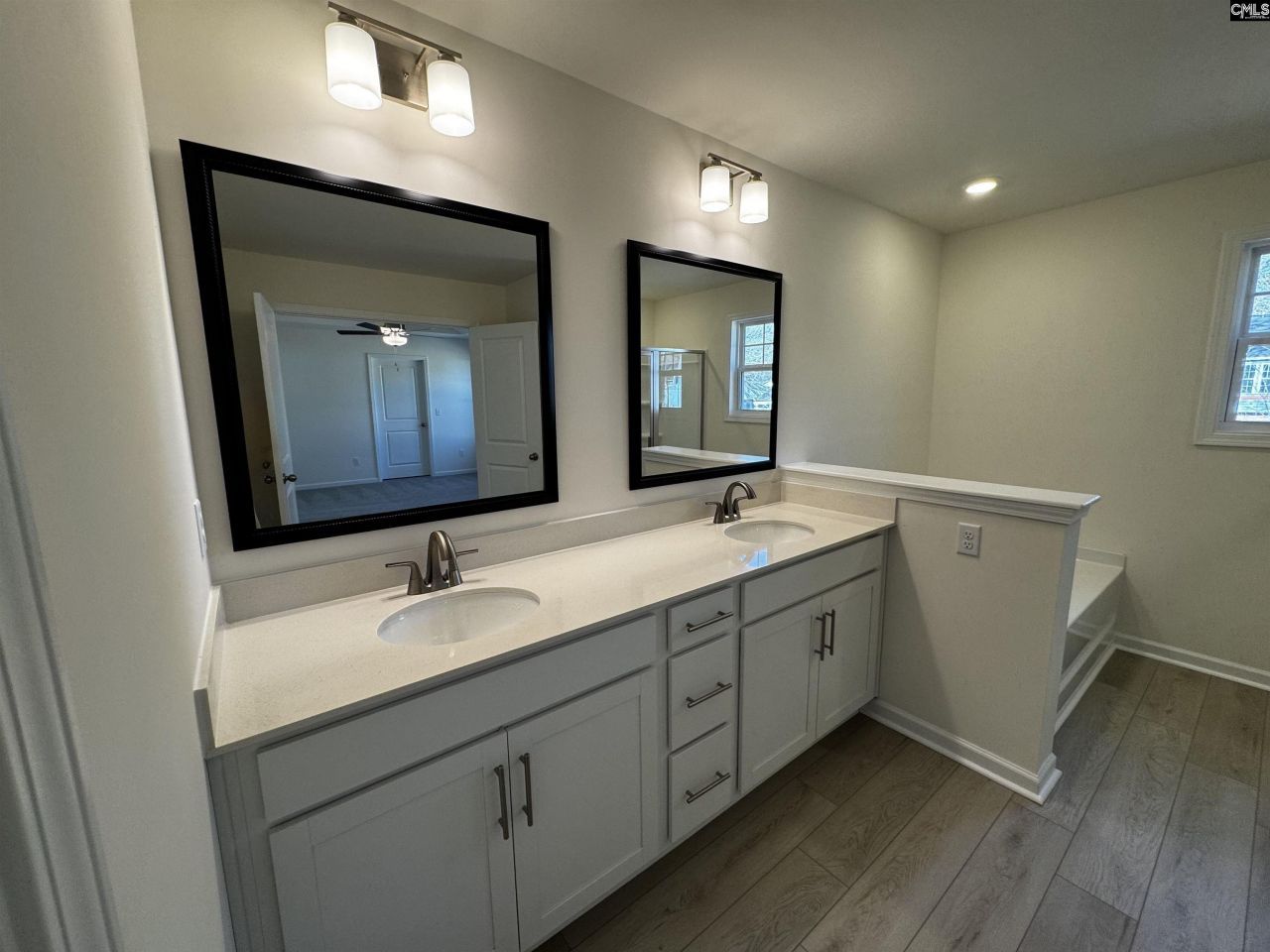 562 Griffon Drive Photo 25