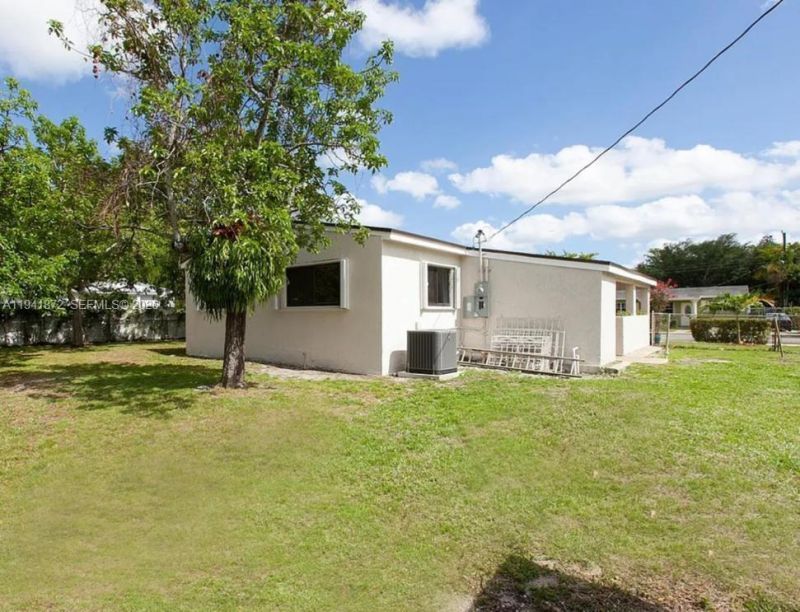 2915 NW 68th St, Miami, FL 33147 Photo