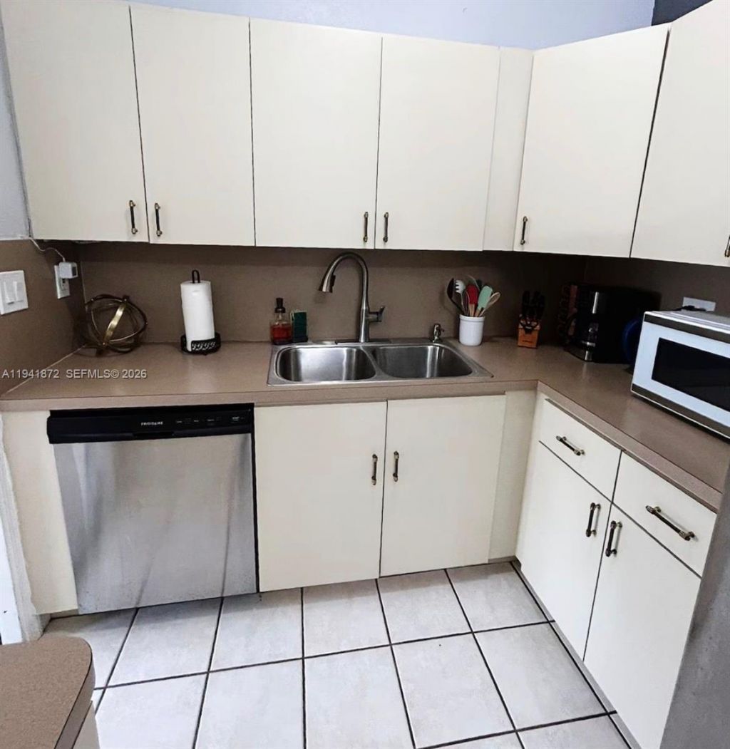 2915 NW 68th St, Miami, FL 33147 Photo