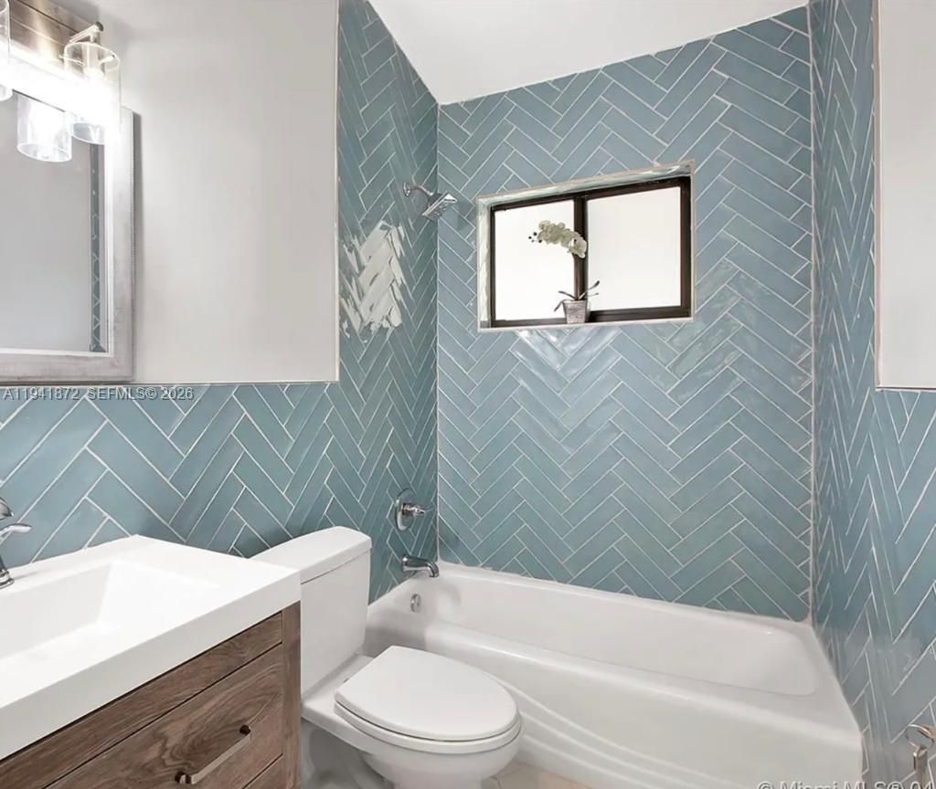 2915 NW 68th St, Miami, FL 33147 Photo