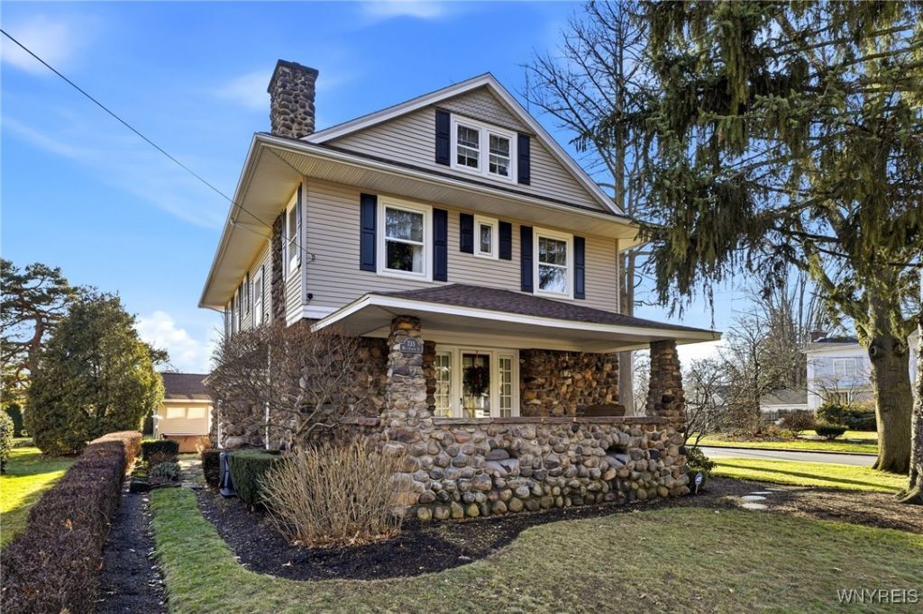 735 W Center Street, Medina, NY 14103 Main Photo