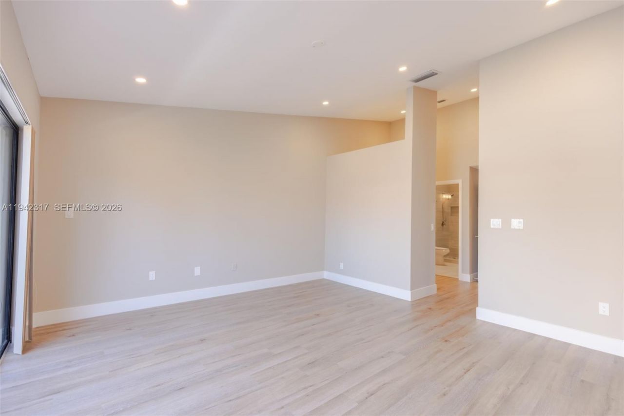 3525 Magellan Cir , Unit 626, Aventura, FL 33180 Photo