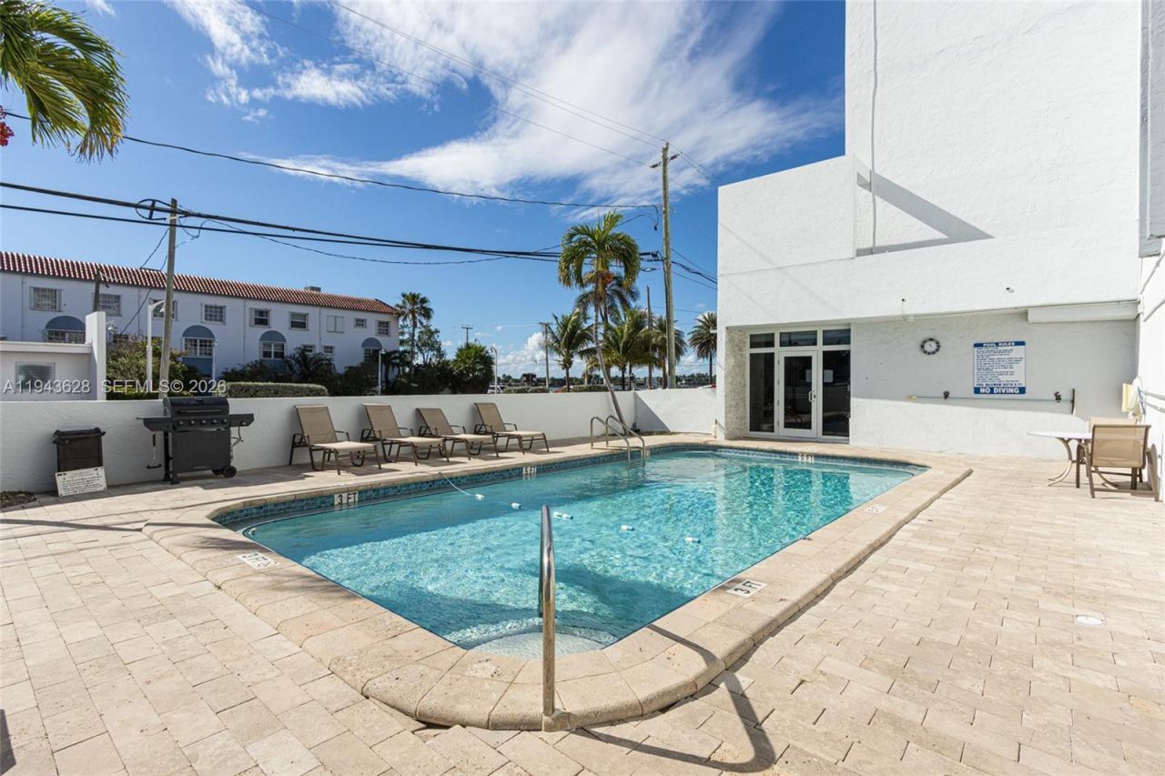 211 S Ocean Dr, Unit 205, Hollywood, FL 33019 Photo