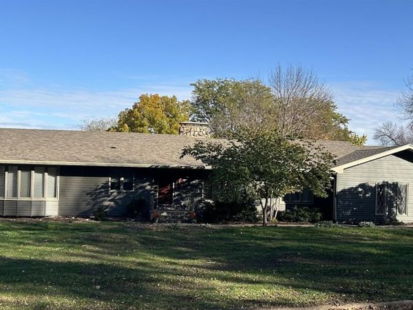 4412 MANOR CIR, Sioux City, IA 51104