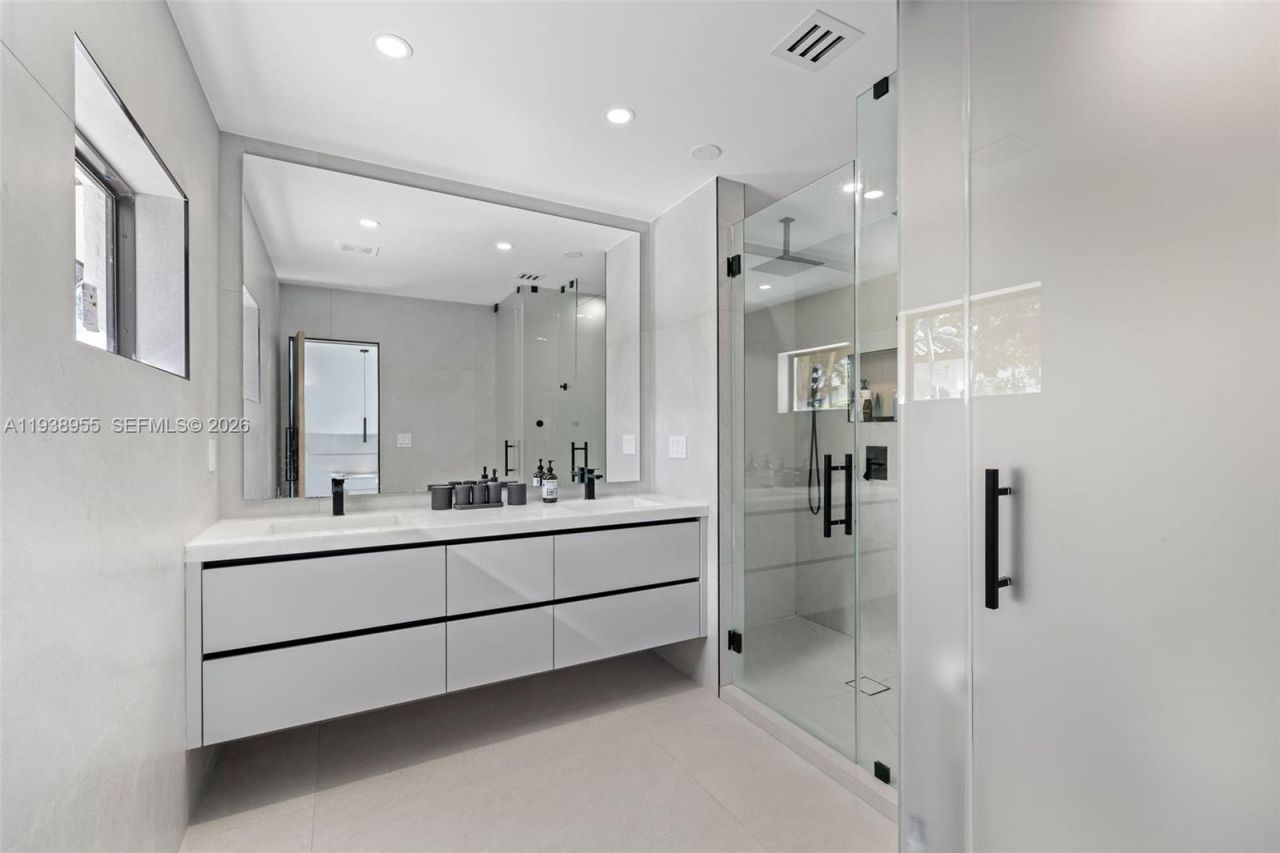 7910 NW 169th Ter, Miami Lakes, FL 33016 Photo