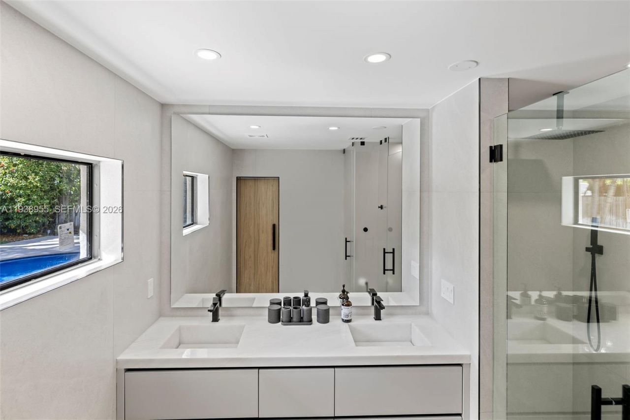 7910 NW 169th Ter, Miami Lakes, FL 33016 Photo