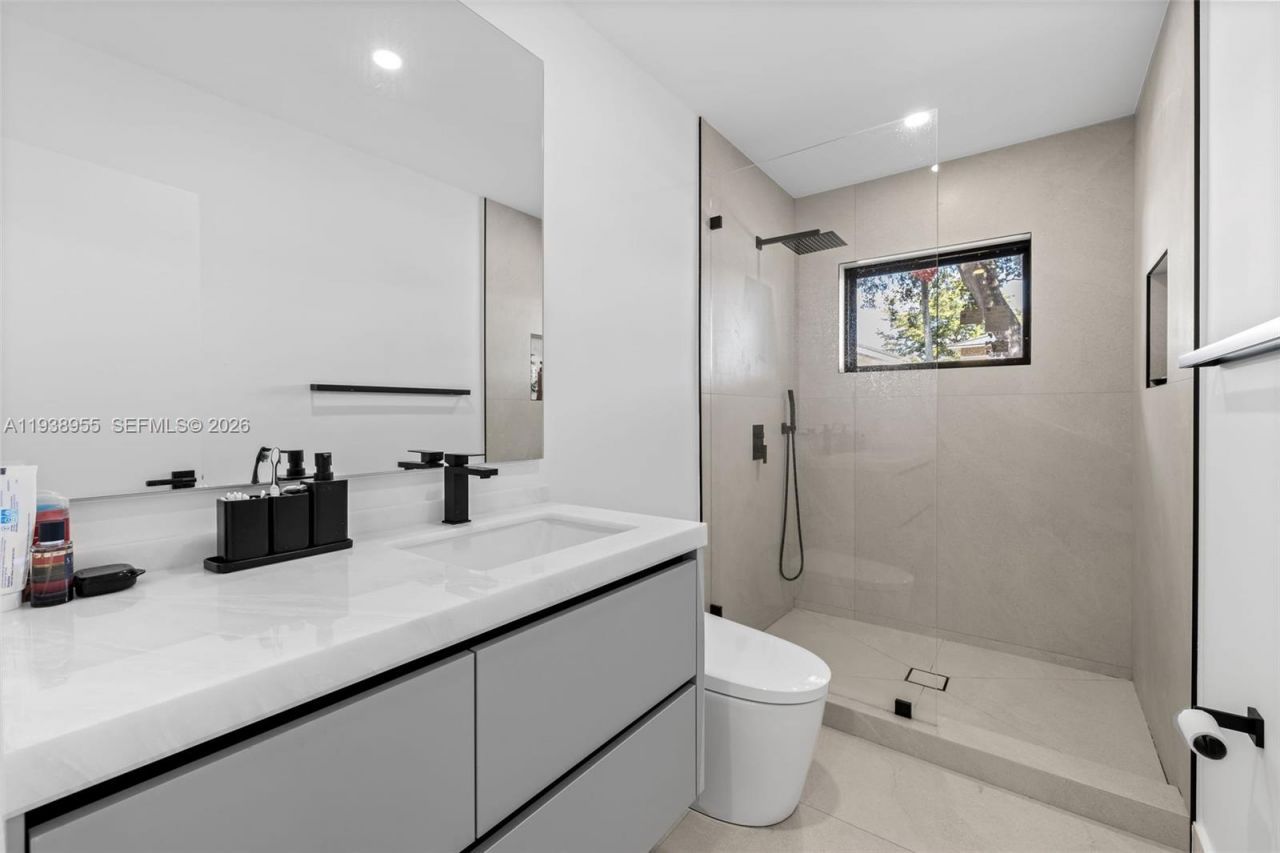 7910 NW 169th Ter, Miami Lakes, FL 33016 Photo