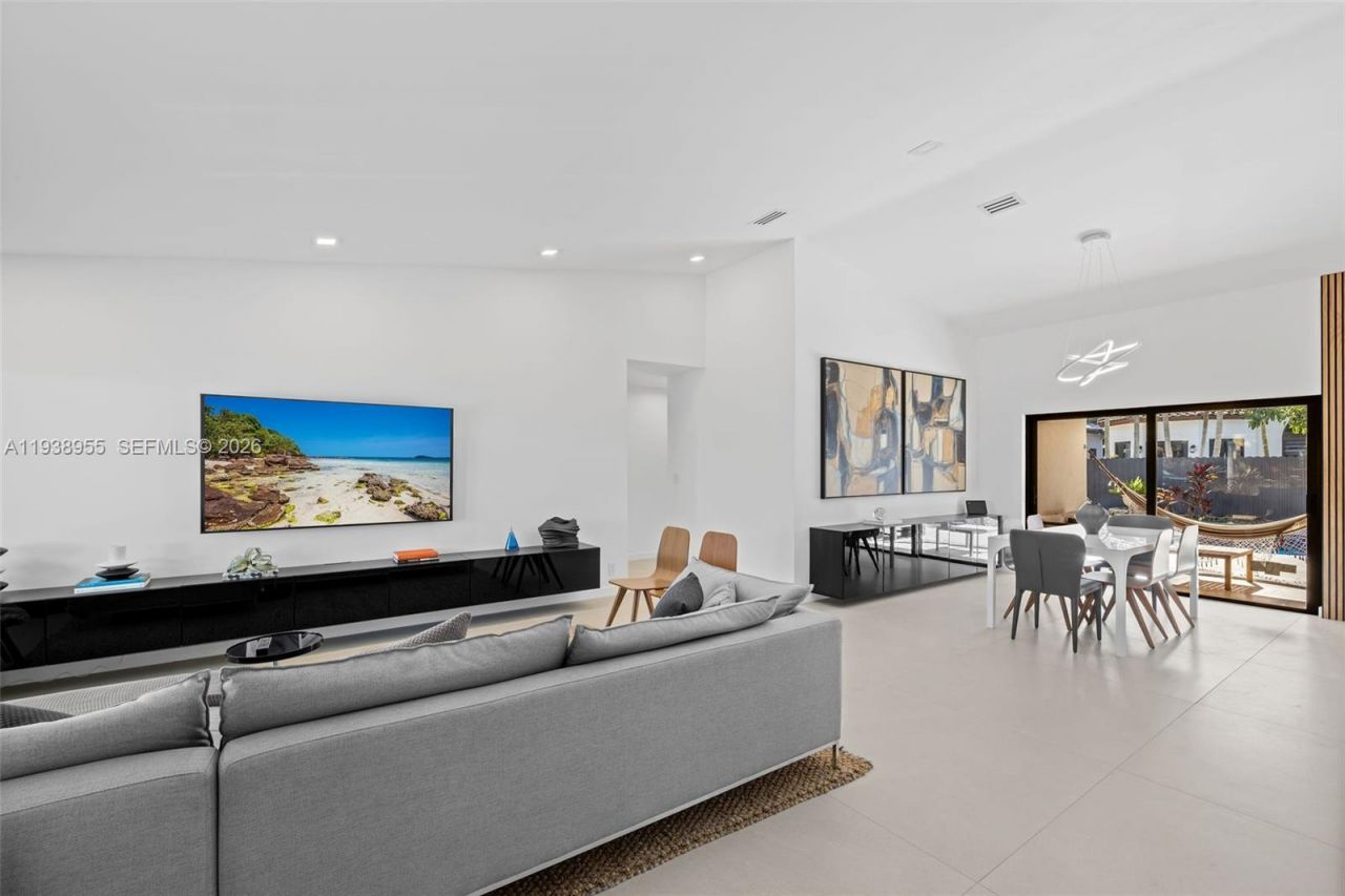 7910 NW 169th Ter, Miami Lakes, FL 33016 Photo