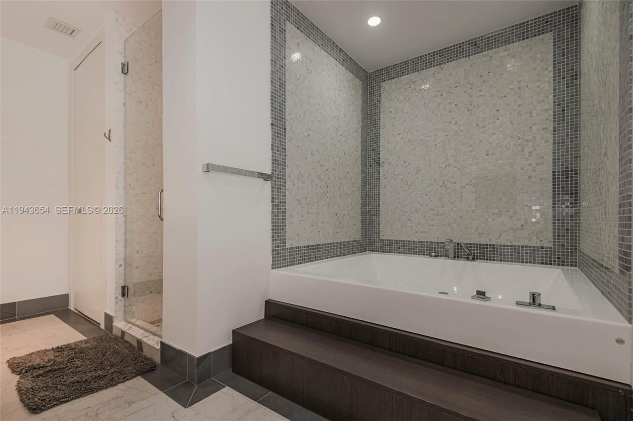 200 Biscayne Boulevard Way, Unit 5109, Miami, FL 33131 Photo