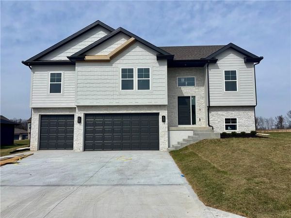 1202 NW 4th Street, Oak Grove, MO 64075