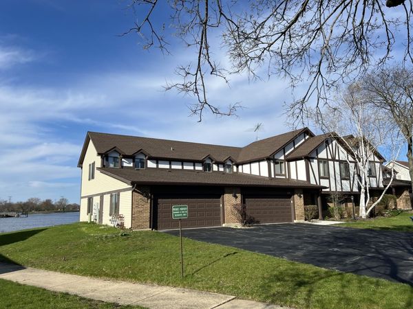 370 Springlake Lane, Unit B, Aurora, IL 60504
