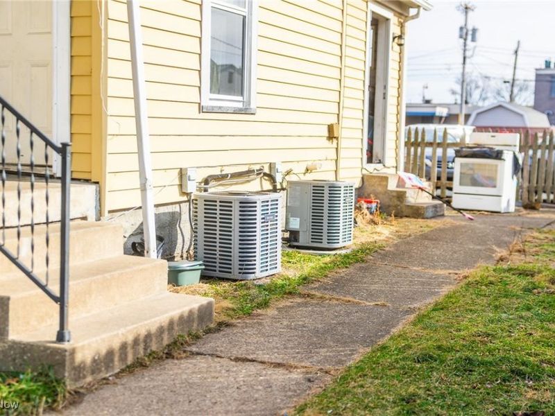 210 W 4th Street, Dover, OH 44622 Photo 4