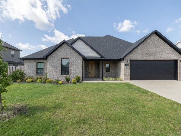 945 Pergola Avenue, Tontitown, AR 72762