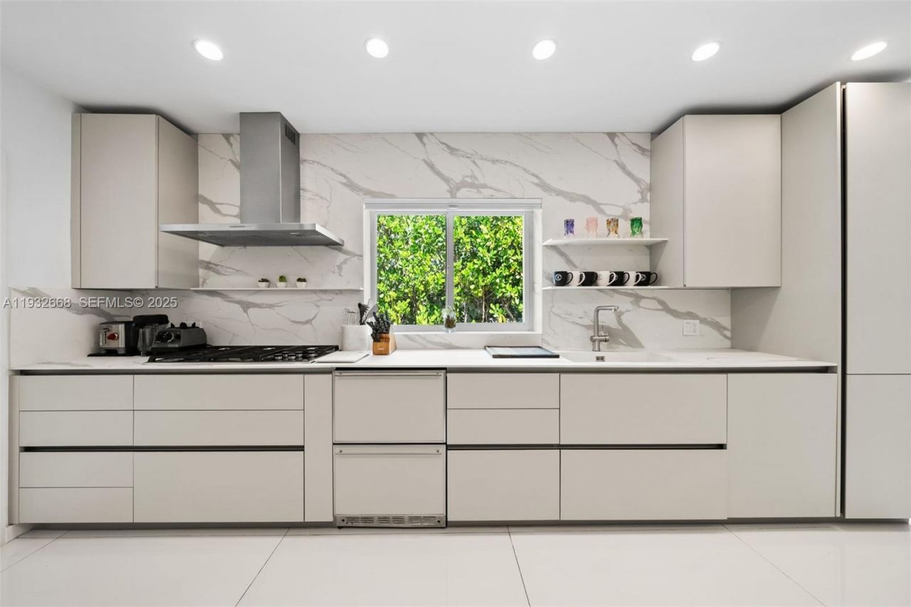 5055 N Bay Rd, Miami Beach, FL 33140 Photo