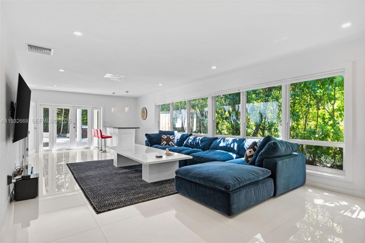 5055 N Bay Rd, Miami Beach, FL 33140 Photo