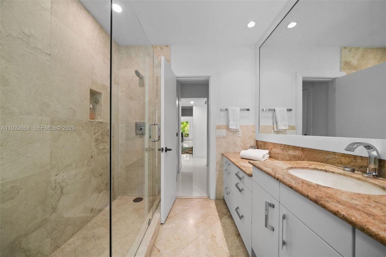 5055 N Bay Rd, Miami Beach, FL 33140 Photo