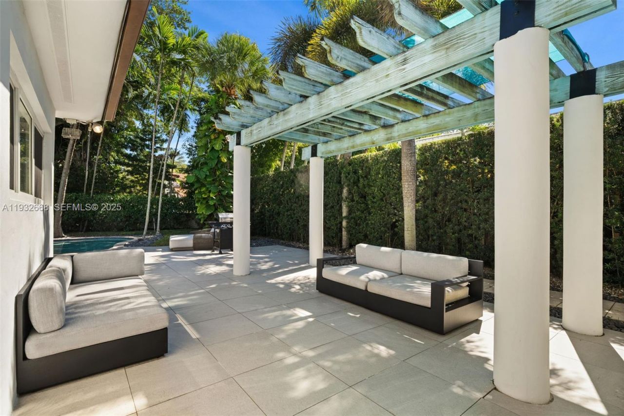 5055 N Bay Rd, Miami Beach, FL 33140 Photo