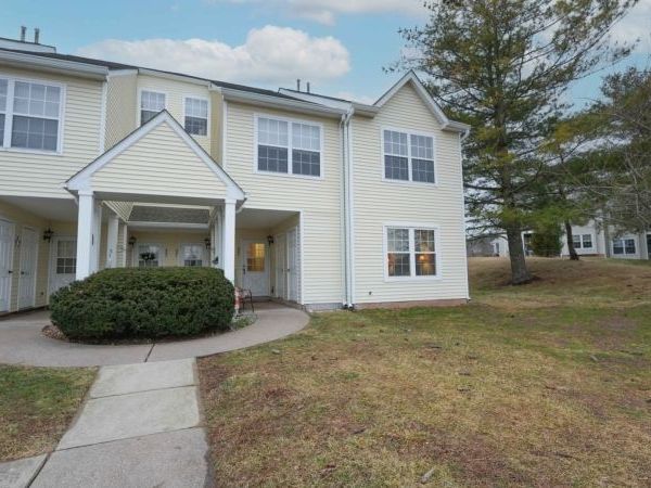 402 Hunt Dr, Holland, NJ 08848