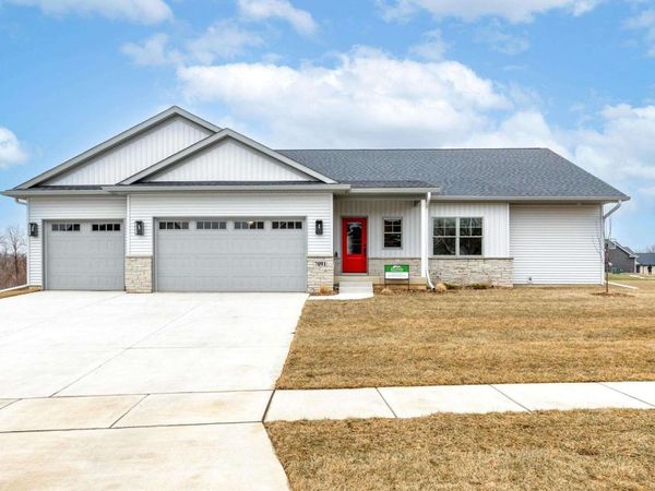7091 SPRING CREEK Drive, Bettendorf, IA 52722