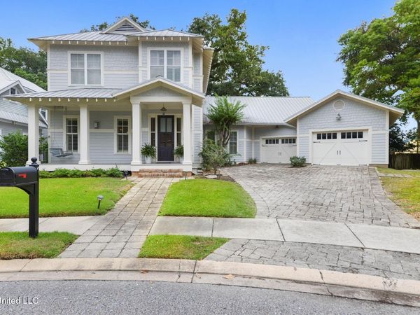 4 Mulberry Place, Ocean Springs, MS 39564