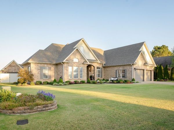 282 Plantation Springs Dr, Florence, AL 35630