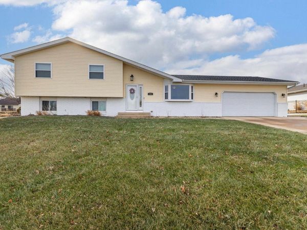 725 Country Club Drive, Maquoketa, IA 52060