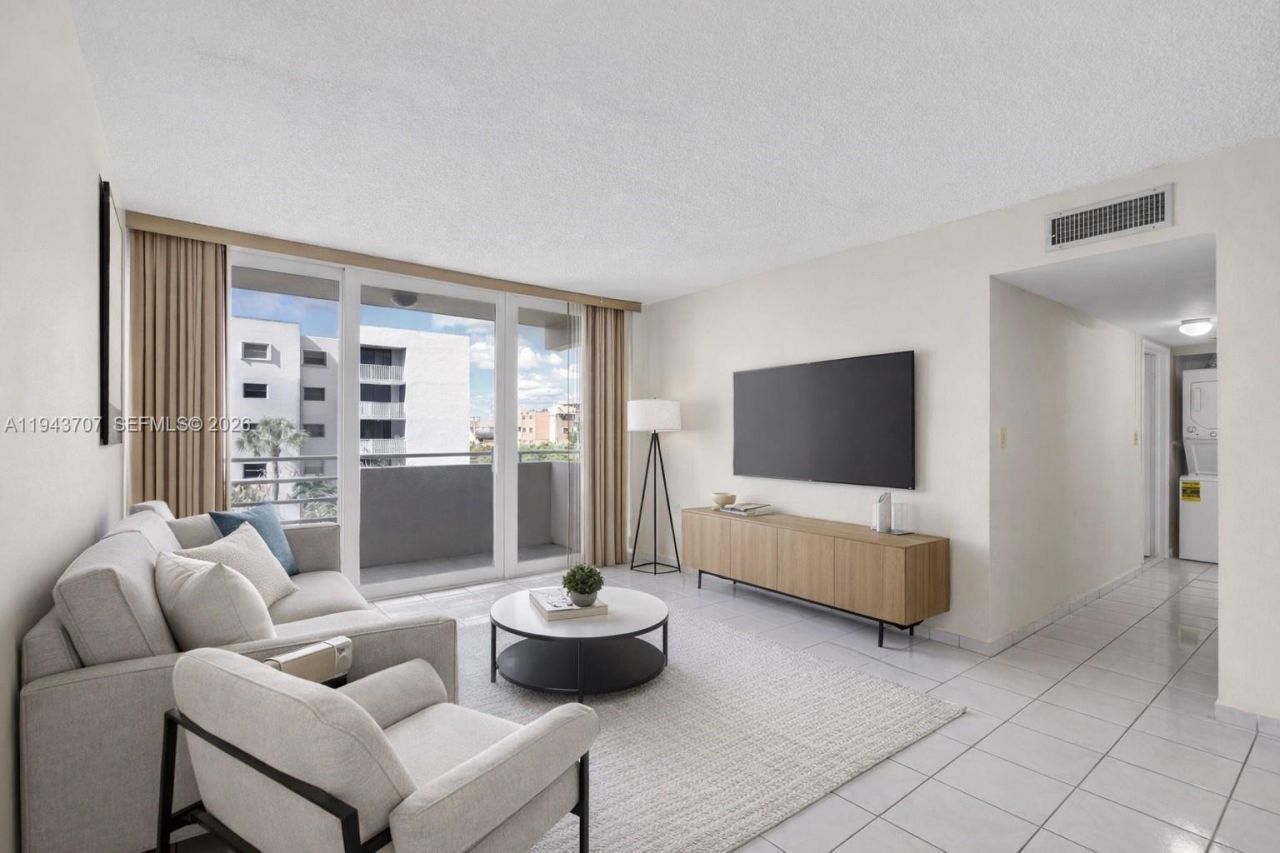 8050 NW 8th St, Unit 305, Miami, FL 33126 Photo