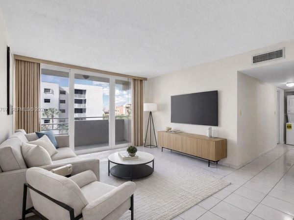 8050 NW 8th St, Unit 305, Miami, FL 33126