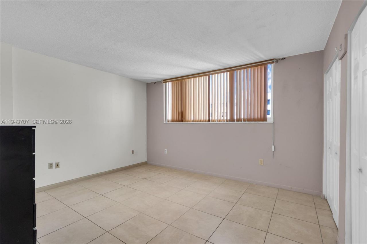 8050 NW 8th St, Unit 305, Miami, FL 33126 Photo