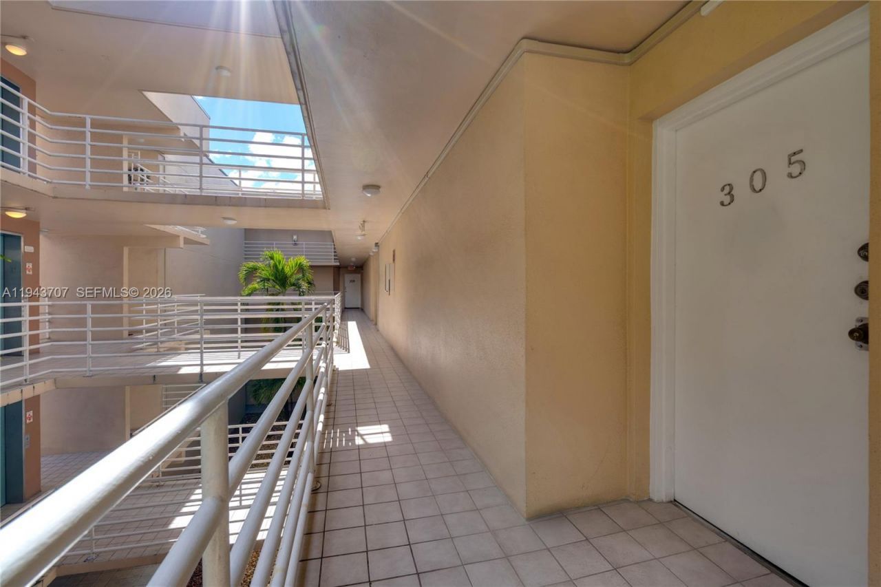 8050 NW 8th St, Unit 305, Miami, FL 33126 Photo