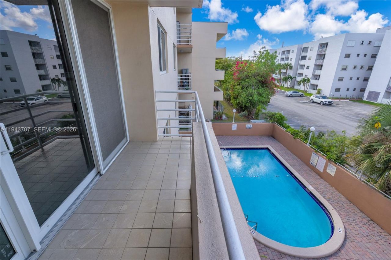 8050 NW 8th St, Unit 305, Miami, FL 33126 Photo