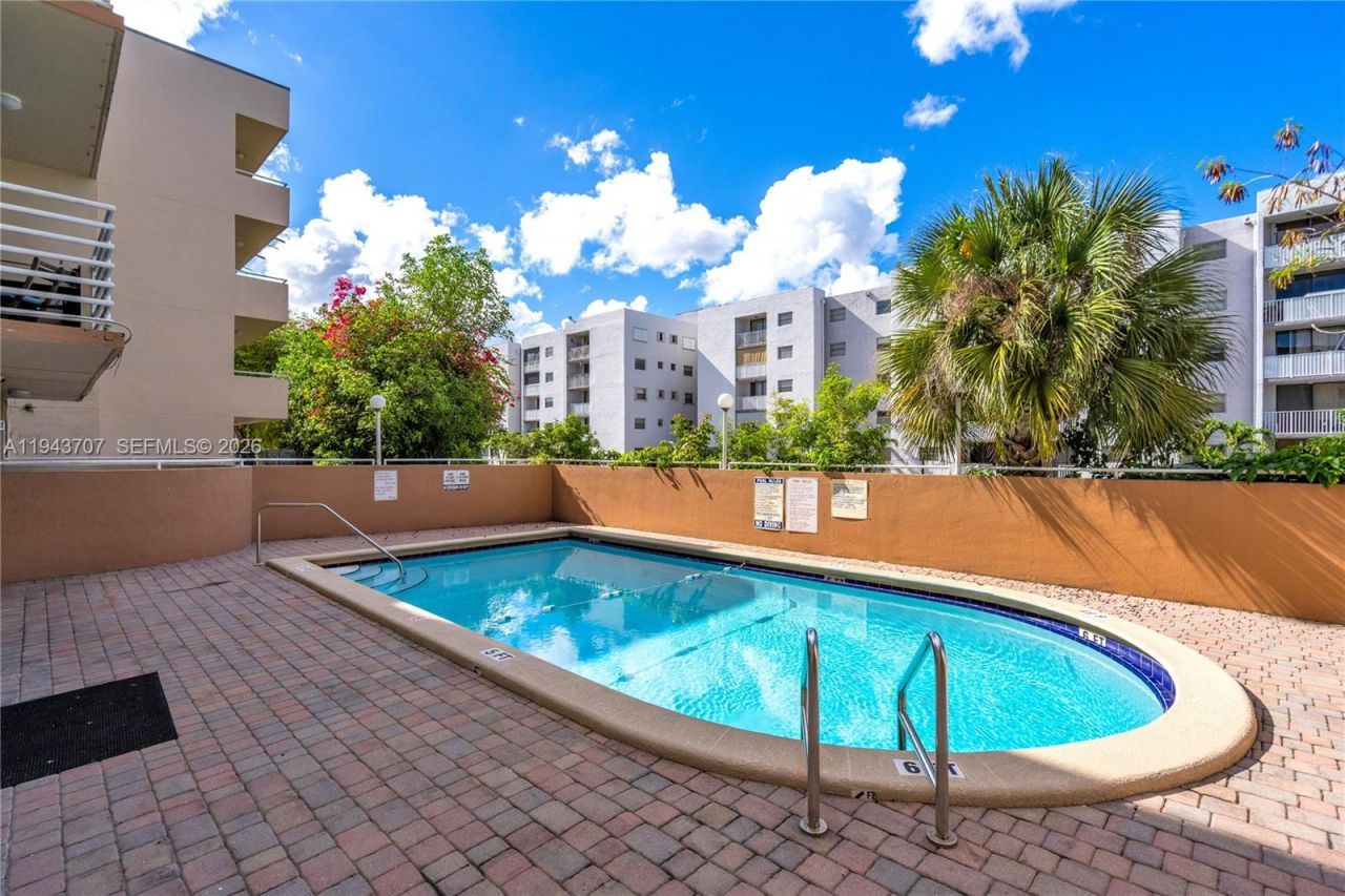 8050 NW 8th St, Unit 305, Miami, FL 33126 Photo