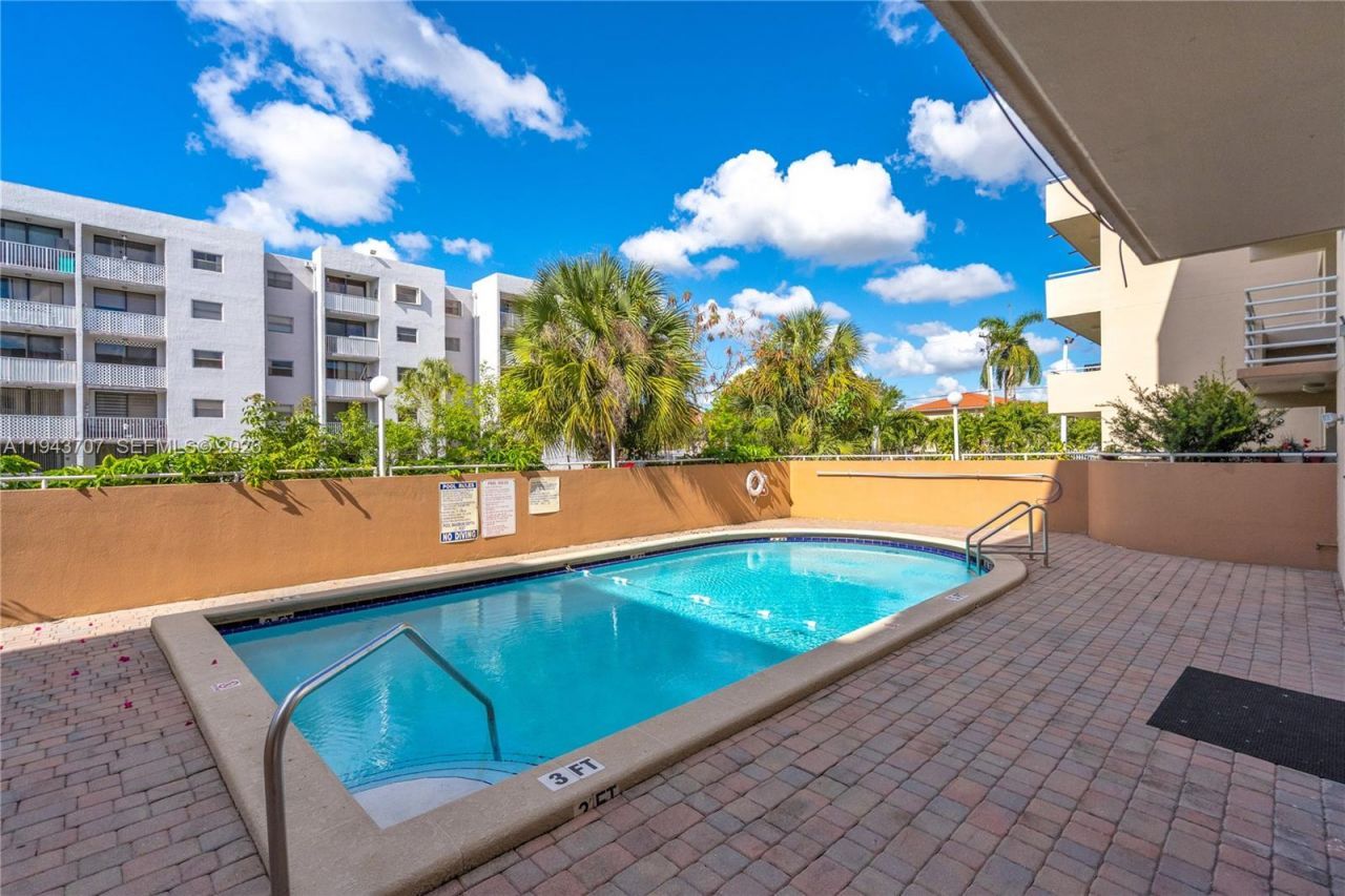 8050 NW 8th St, Unit 305, Miami, FL 33126 Photo