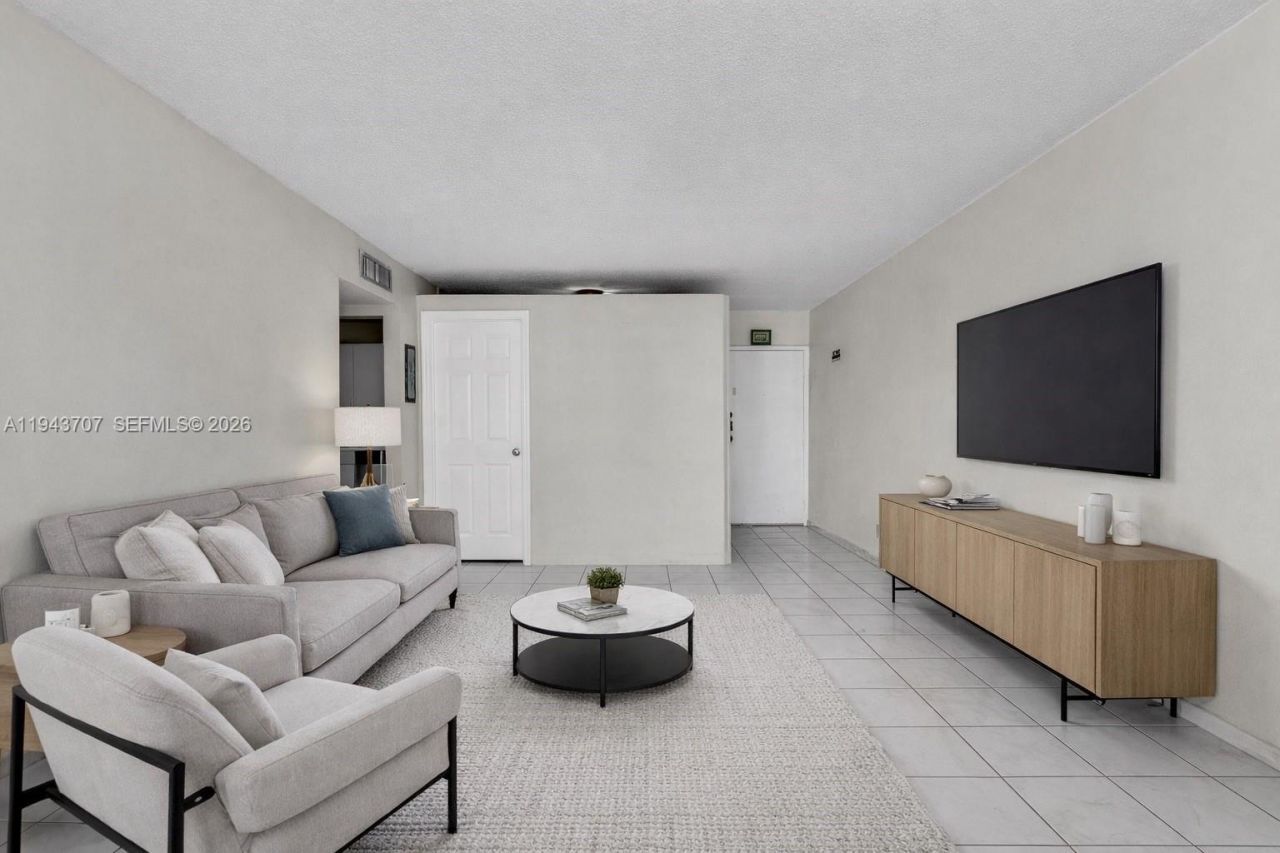 8050 NW 8th St, Unit 305, Miami, FL 33126 Photo