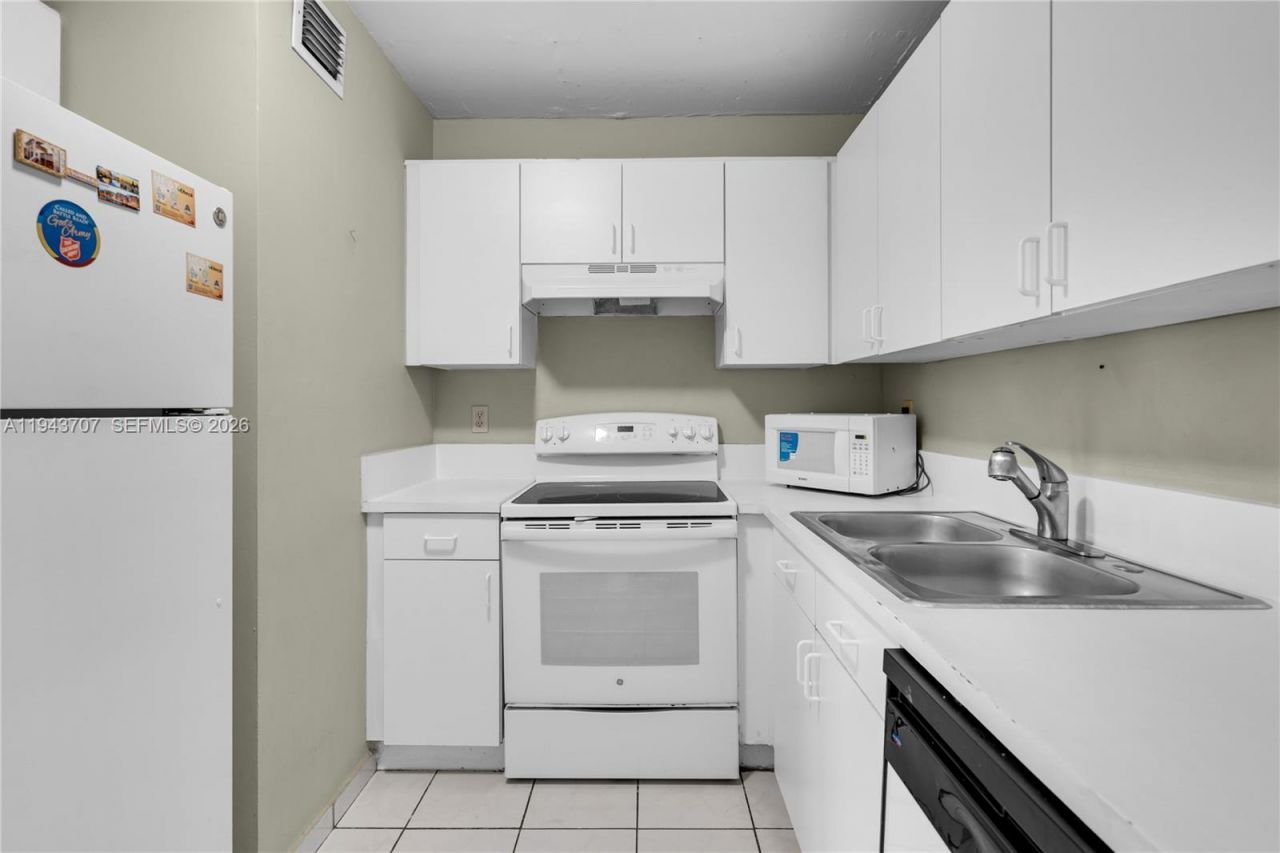 8050 NW 8th St, Unit 305, Miami, FL 33126 Photo