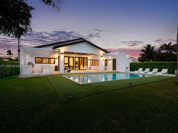 2560 NE 199th St , Miami, FL 33180