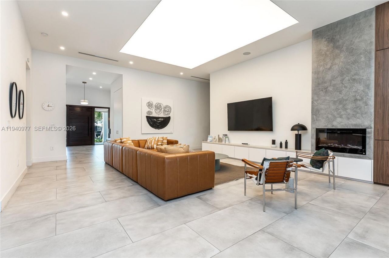 2560 NE 199th St , Miami, FL 33180 Photo