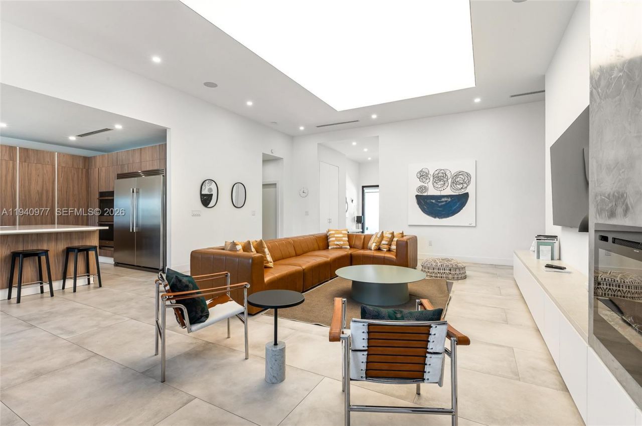 2560 NE 199th St , Miami, FL 33180 Photo