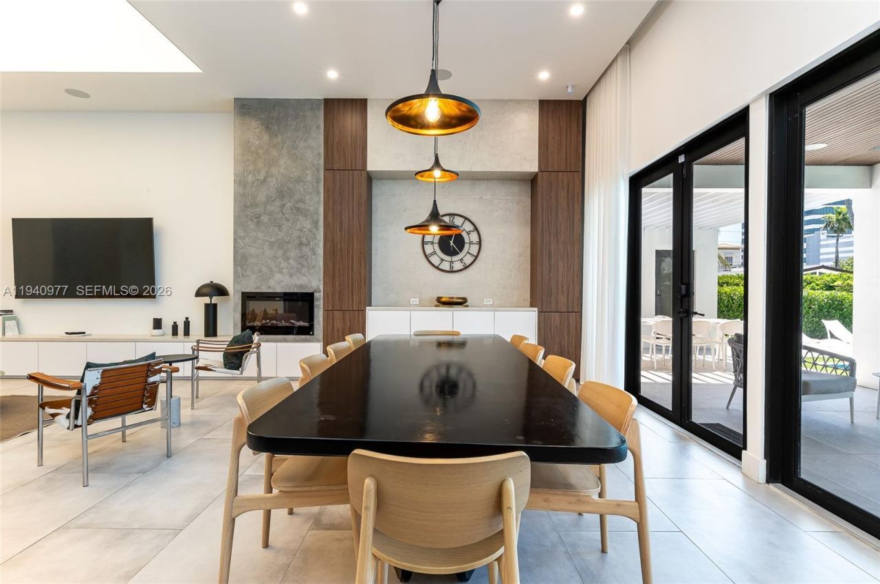 2560 NE 199th St , Miami, FL 33180 Photo