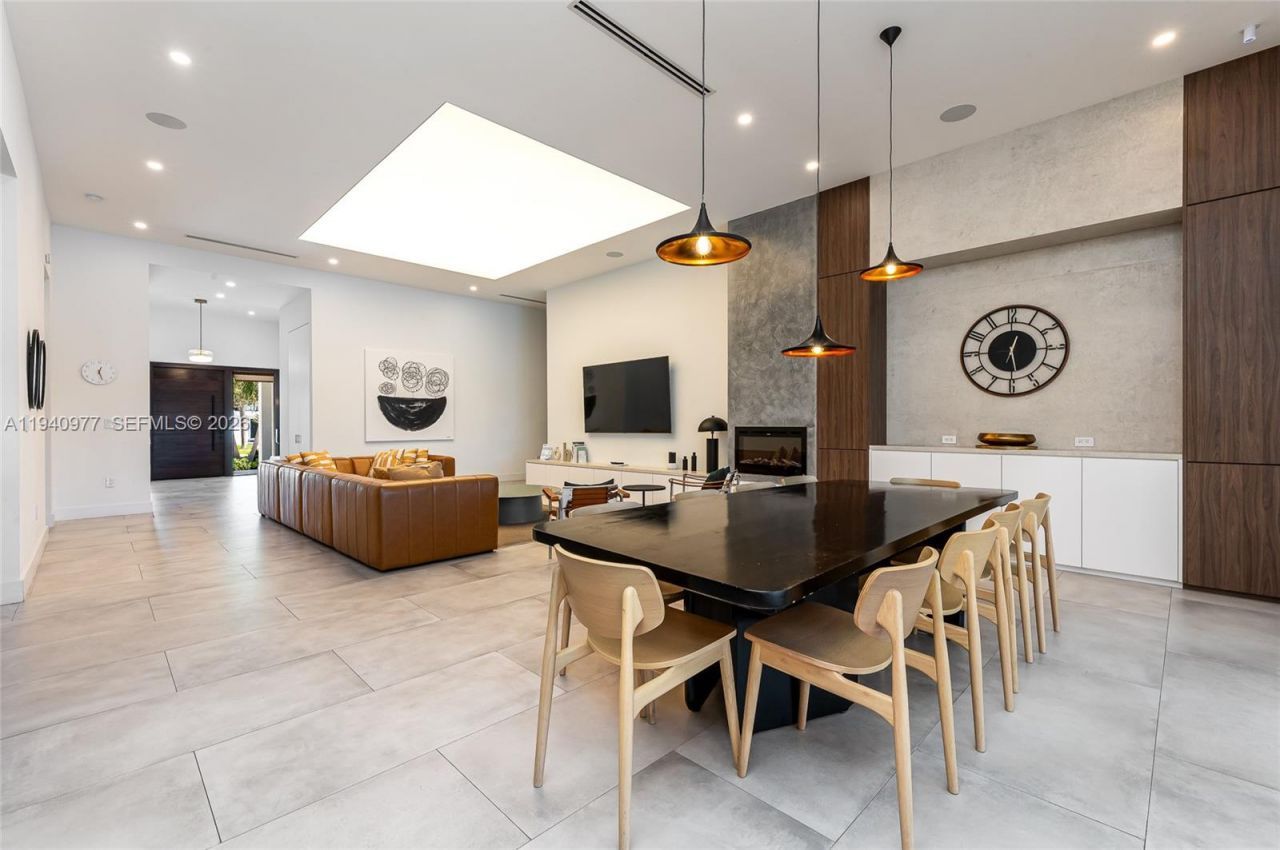 2560 NE 199th St , Miami, FL 33180 Photo