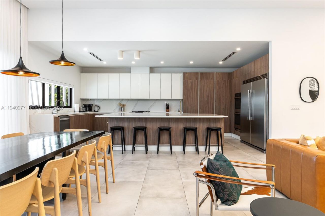 2560 NE 199th St , Miami, FL 33180 Photo