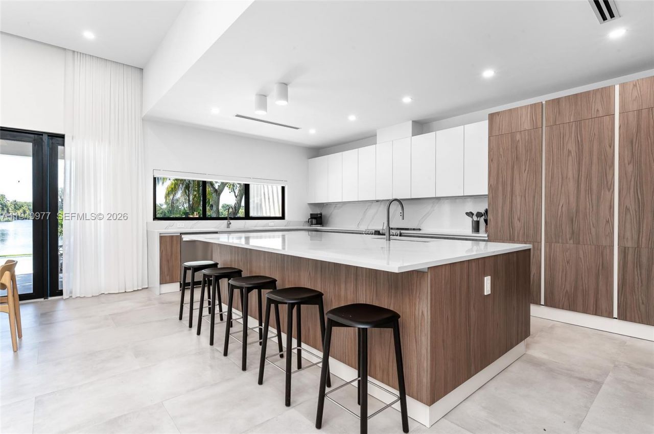 2560 NE 199th St , Miami, FL 33180 Photo